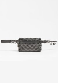 Černá prošívaná taška obdélníkového tvaru, lesklá textura, stříbrné kovové doplňky a logo. Obsahuje odnímatelný zápěstní pásek.