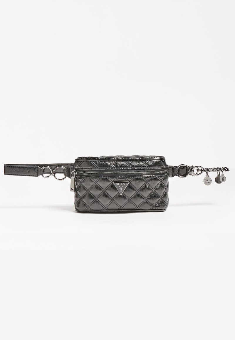 Černá prošívaná taška obdélníkového tvaru, lesklá textura, stříbrné kovové doplňky a logo. Obsahuje odnímatelný zápěstní pásek.