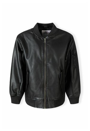 Chaqueta bomber negra de piel sintética con cremallera frontal, puños acanalados y un bolsillo lateral en la manga izquierda. Textura suave, corte ajustado.