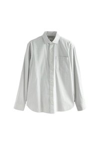 Camisa abotonada gris claro con finas rayas blancas, cuello clásico, mangas largas y un bolsillo en el pecho del lado izquierdo.