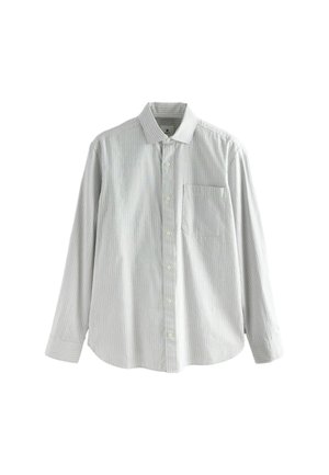 Cămașă button-up de culoare gri deschis cu dungi subțiri albe, guler clasic, mâneci lungi și un buzunar pe piept pe partea stângă.