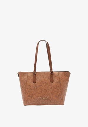 Borsa tote marrone in pelle ecologica con motivo a rilievo di francobolli, doppi manici e dettaglio logo argentato sul davanti. Forma rettangolare.