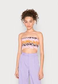 Top cropped sem alças com um vibrante padrão em zigzag nas cores laranja, rosa e preto. O tecido é leve e possui um design elástico franzido.