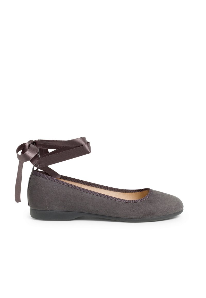 Bailarina de ante gris con punta redonda, textura suave y un lazo de satén en el tobillo. Presenta una suela de goma negra y elementos de diseño minimalistas.