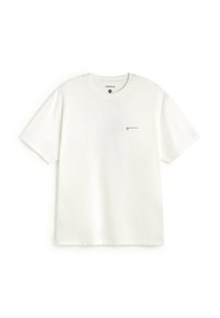 T-shirt blanc à manches courtes avec col rond, petit texte noir sur la poitrine gauche indiquant « "The answer is you. MU." »