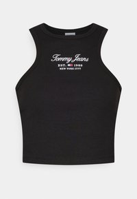 Débardeur noir court sans manches avec l'inscription « Tommy Jeans EST. 1985 New York City » et un petit logo de drapeau rouge, blanc et bleu sur le devant.