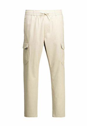 Bēšas ikdienas kravas bikses ar elastīgu jostu, auklu un uzkritušām kabatām abās kāju pusēs, attēlotas uz baltā fona.