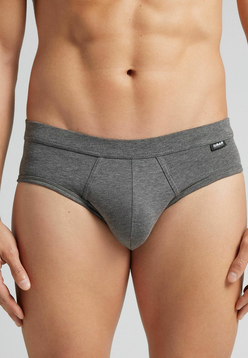 Grijze katoenen boxershorts met een brede tailleband, een gladde textuur en een gegoten voorpaneel voor ondersteuning. Etiket op de tailleband.
