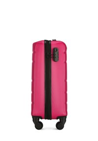 Harde roze koffer met een textuur oppervlak, zwarte rits en dubbele wielen voor mobiliteit. Rechthoekige vorm, compact ontwerp.