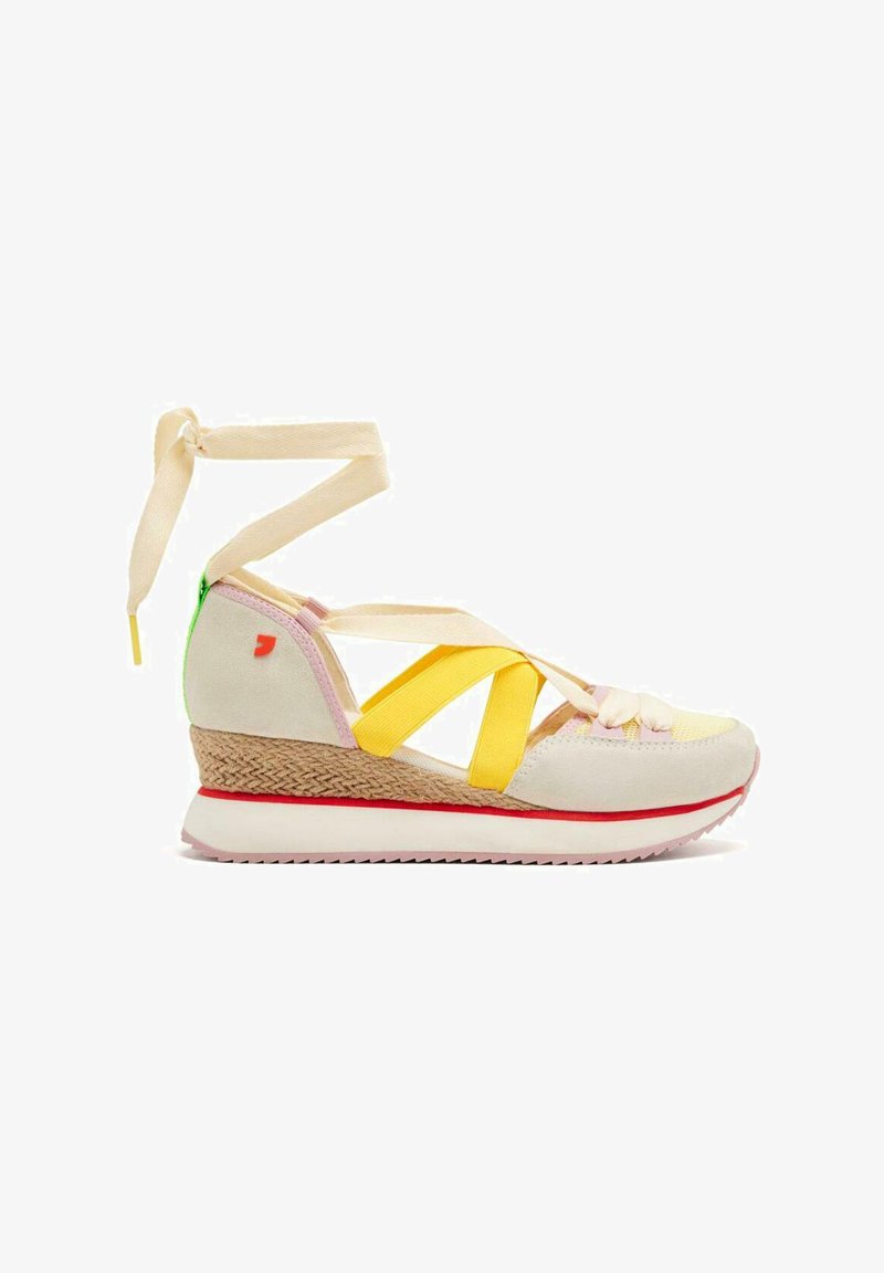 Zapatillas cuña con una base de paja trenzada, parte superior de textil en crema, amarillo y rosa, que cuenta con correas de tela y acentos vibrantes.