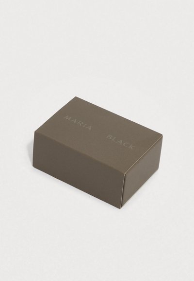 Taisnstūrveida kaste no matēta tumši brūna kartona ar iegravētu tekstu "MARIA BLACK" uz augšas, minimālisma dizains, bez redzamiem metāla elementiem vai akcentiem.