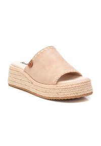 Zapato de espadrille en beige claro con parte superior de cuero suave, punta abierta redondeada y plataforma de cuerda trenzada. Acentos de costura a lo largo del borde.