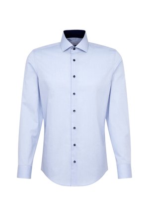 Jasnoniebieska koszula na długi rękaw z ciemnymi guzikami i kontrastowym ciemnym wewnętrznym kołnierzem, prezentowana na białym tle.