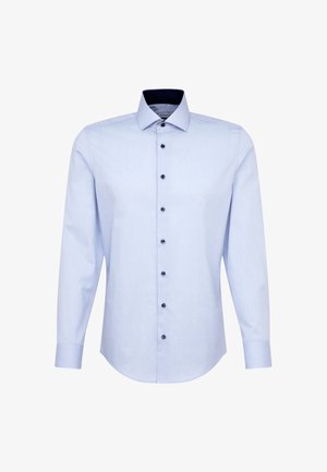 Jasnoniebieska koszula na długi rękaw z ciemnymi guzikami i kontrastowym ciemnym wewnętrznym kołnierzem, prezentowana na białym tle.