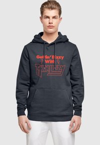 Grå hættetrøje med frontlomme, der har fed rød skrift, som siger "Gettin' Bizzy With Thin Lizzy." Blødt stof med en afslappet pasform.