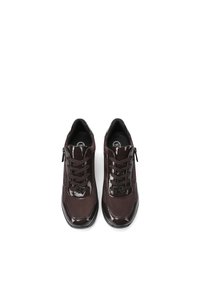 Sneakers marroni con lacci e dettagli in vernice lucida, tessuto opaco a contrasto, punta tonda e suola in gomma, con un dettaglio della zip.