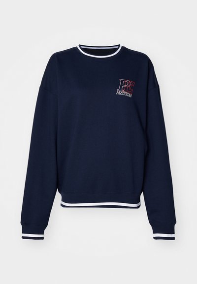 Felpa blu navy realizzata in morbido tessuto, con scollatura rotonda, rifiniture a costine bianche e logo stampato sul petto. Maniche lunghe.