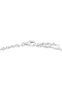 Bracciale in argento con chiusura a ganci, caratterizzato da una texture intrecciata e collegamenti. Il design è elegante e minimalista, adatto per essere indossato a strati.