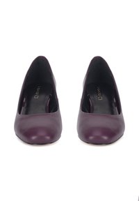 Lila Leder-Pumps mit rundem Zehenbereich und glatter Textur. Das Innere verfügt über ein schwarzes Futter und ein dezentes Logodetail.