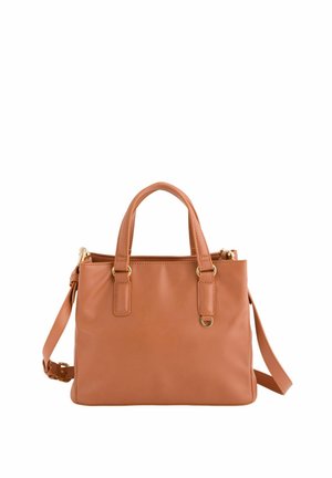 Średniej wielkości jasnobrązowa skórzana torebka z podwójnymi uchwytami, złotym okuciem i regulowanym paskiem na ramię na białym tle.