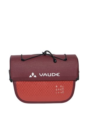 Compacte donkerrode en rode Vaude fietstas met een zwarte koordsluiting en tekst "Recycle Inside" op het voorvak.
