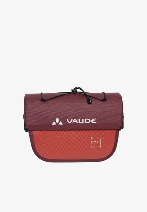 Sac de cyclisme compact Vaude bordeaux et rouge avec fermeture par cordon noir et texte "Recycle Inside" sur la poche avant.