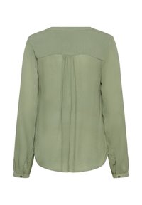 Blouse vert olive clair à manches longues, vue de dos, avec un empiècement, un tissu doux et des poignets boutonnés. Détail plissé le long du dos.