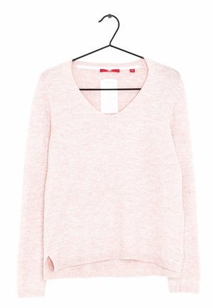 Helles rosa Strickpullover mit V-Ausschnitt, langen Ärmeln und Seitenschlitzen am Saum. Verfügt über ein Schild, das am Hals hängt.