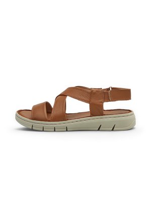 Sandalo in pelle marrone con cinturini incrociati e suola in gomma beige, punta e tallone aperti con cinturino posteriore regolabile.
