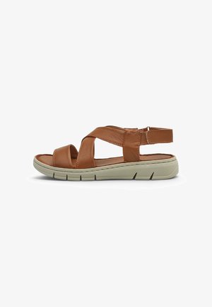 Sandalo in pelle marrone con cinturini incrociati e suola in gomma beige, punta e tallone aperti con cinturino posteriore regolabile.