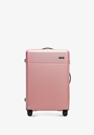 Hartschalenkoffer in Pink mit vertikaler Rillenstruktur, einem oberen Griff, einem Seitengriff und vier schwarzen Rädern für leichte Mobilität. Markenlogo sichtbar.