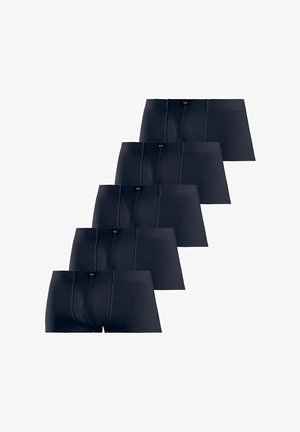 Fünf schwarze Herren-Boxershorts, in versetzter Stapelung angeordnet, jede mit einem kleinen "HLS"-Etikett am Bund.