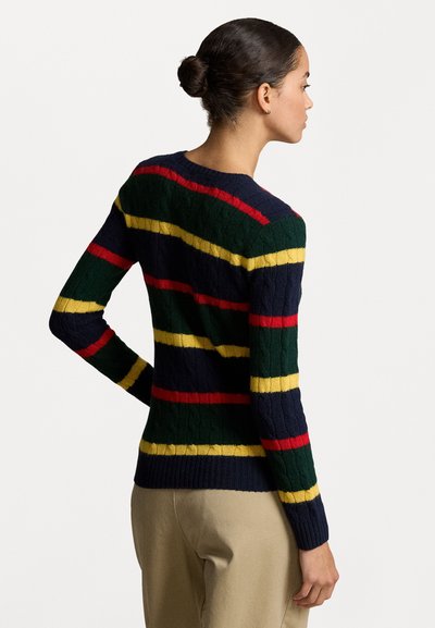 Pull marin avec des rayures horizontales vertes, rouges et jaunes ; texture en tricot à cable ; manches longues ; encolure et ourlet côtelés.