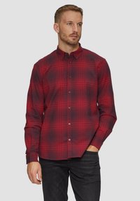 Rood geruite flanellen overhemd met een knoopsluiting, lange mouwen en zilveren knopen. De stof heeft een geblokt patroon met donkerblauwe accenten.