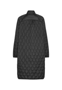 Abrigo largo acolchado negro con cuello alto, que presenta un patrón de diamante y mangas largas. Tejido suave y brillante sin herrajes visibles.
