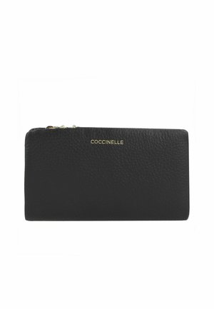 Portafoglio in pelle nera con superficie texturizzata e logo dorato, dotato di chiusura a zip e forma rettangolare compatta.