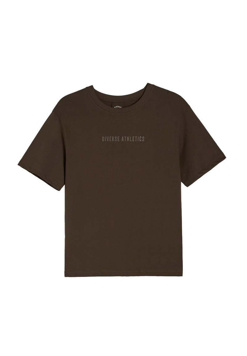Brązowa bawełniana koszulka z krótkim rękawem i okrągłym dekoltem. Na przodzie nadrukowany tekst "Diverse Athletics" w jaśniejszym odcieniu.