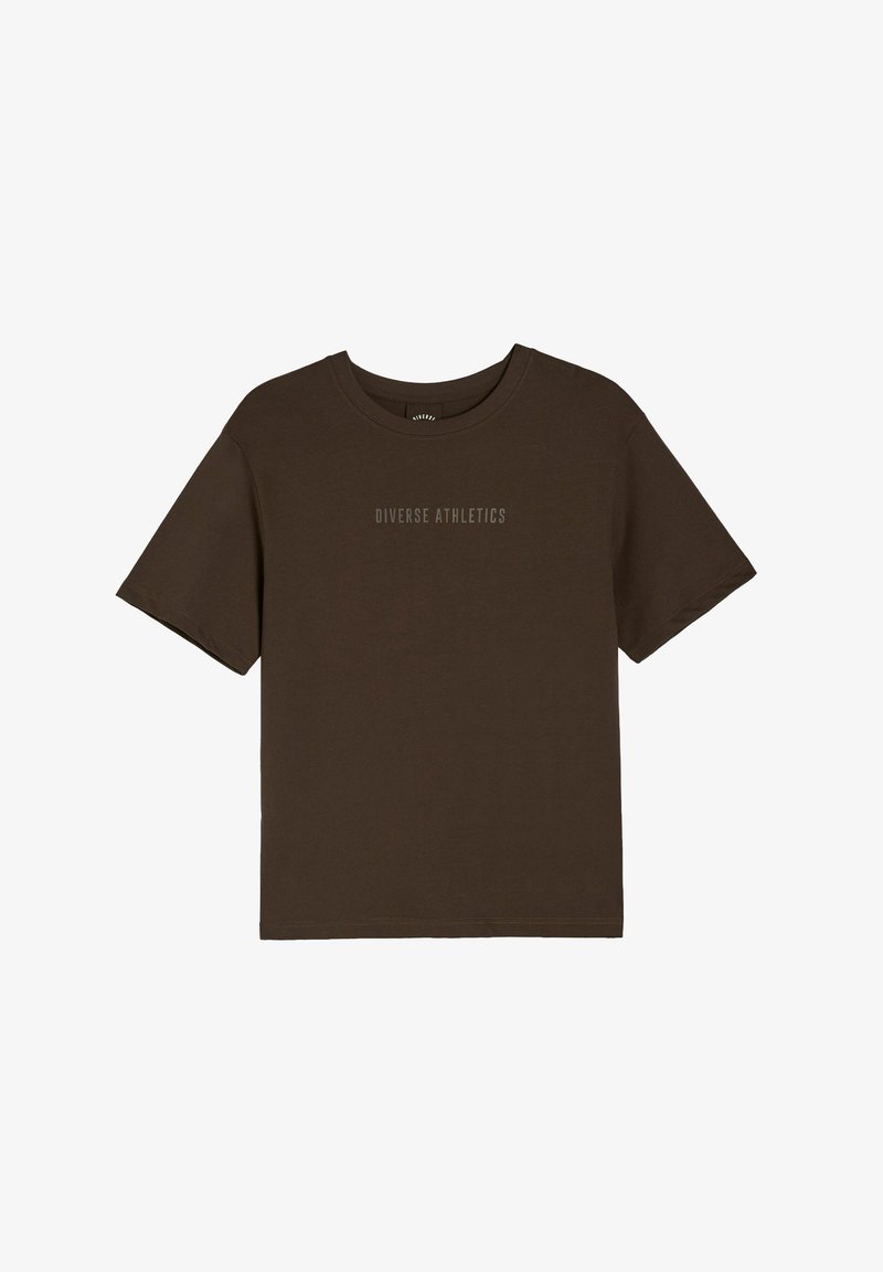 Brązowa bawełniana koszulka z krótkim rękawem i okrągłym dekoltem. Na przodzie nadrukowany tekst "Diverse Athletics" w jaśniejszym odcieniu.