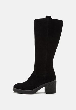 Schwarze kniehohe Stiefel aus Wildleder, mit einem klobigen Blockabsatz, runder Zehenform und minimalen Nähdetails.
