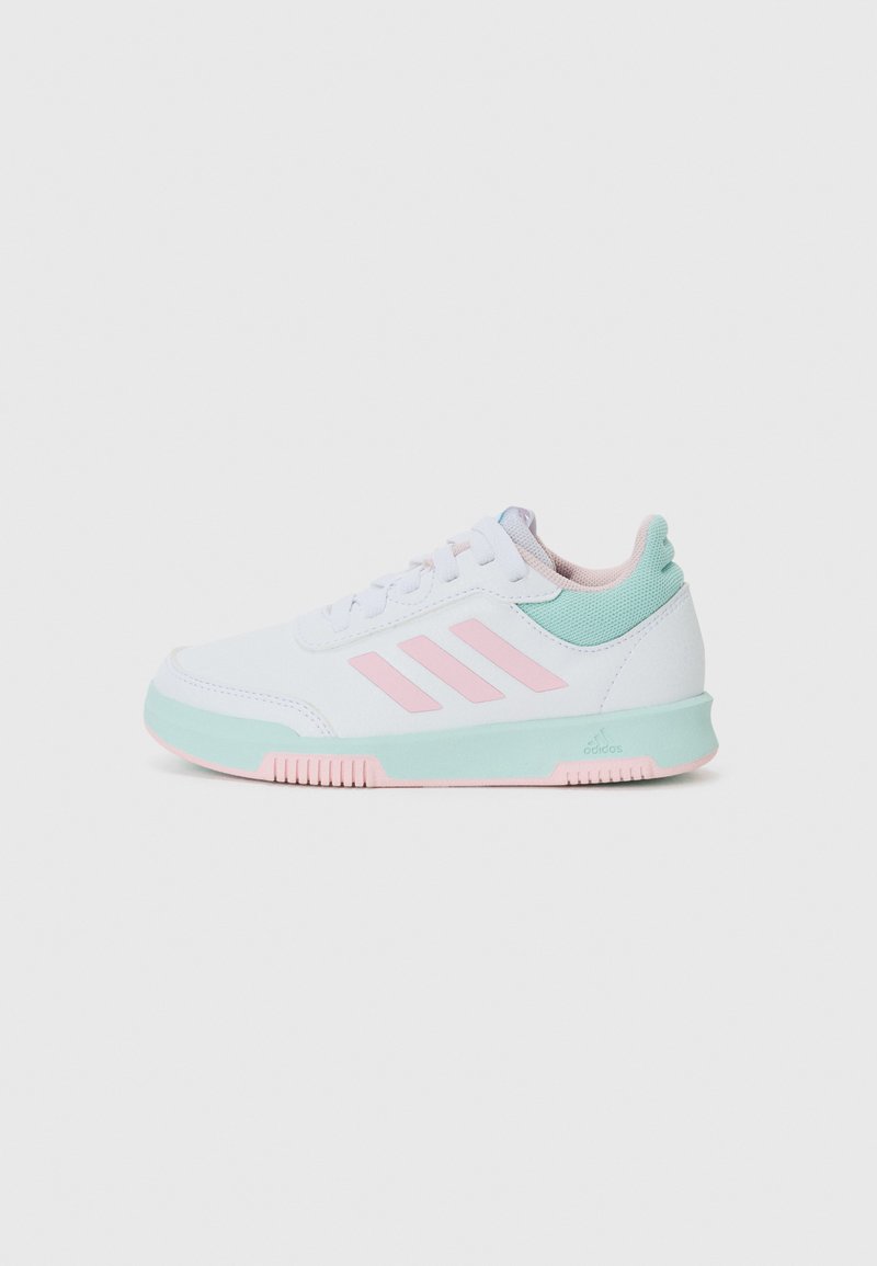 Weiße Sneakers mit rosa und mintgrünen Akzenten, ausgestattet mit drei rosa Streifen an der Seite, einer strukturierten Mesh-Zunge und einer Gummisohle.