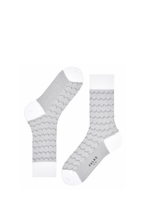 Ein Paar graue und weiße gemusterte Crew-Socken mit weißen Zehen, Fersen und Bündchen, mit Waffel-Struktur und kleinem Markenlogo auf der Sohle.