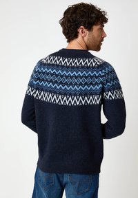 Marineblauer Pullover mit einem gemusterten Schulterbereich in Blau- und Weißtönen. Mit Rundhalsausschnitt und langen Ärmeln, gestrickter Textur und lockerer Passform.