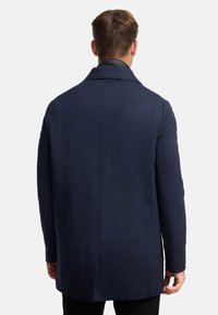 Marinejasje met een getailleerde pasvorm, gemaakt van gladde stof. Bevat een notch-kraag en een enkele split aan de achterkant. Minimalistisch ontwerp met strakke lijnen.