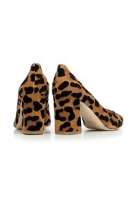 Escarpins à imprimé léopard en daim beige et noir, dotés d'un talon bloc épais et d'un design à bout pointu pour une stabilité et un style élégants.