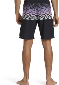Svarta simshorts med ett geometriskt mönster i lila och pastellfärger upptill, med en sidficka och lätt, texturerad tyg.