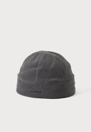 Bonnet en polaire gris foncé avec coutures visibles et petit logo noir brodé sur le revers sur fond blanc.