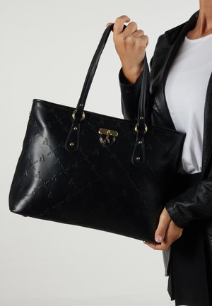 Borsa tote in pelle nera con motivo impresso, hardware dorato e chiusura a forma di cuore, dotata di due manici robusti per il trasporto.