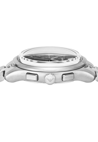 Reloj de acero inoxidable con caja redonda, esfera negra, manecillas plateadas, dos botones y una cubierta de cristal transparente. Presenta un acento con el logotipo.