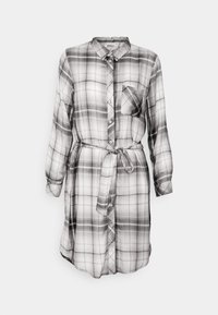 Robe chemise à manches longues à carreaux avec poche poitrine avant et ceinture assortie nouée à la taille en tons gris et blancs.