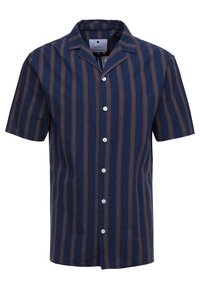 Camisa azul marino de manga corta con rayas verticales marrones, que cuenta con un cuello abierto, cierre con botones y un diseño de corte relajado.